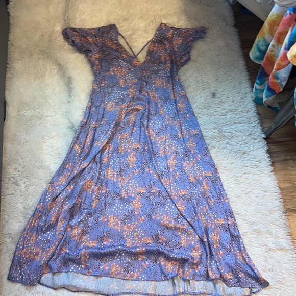 Juniors' Rewind V-Neck Strappy
Back Midi Dress - Picture 5 of 8